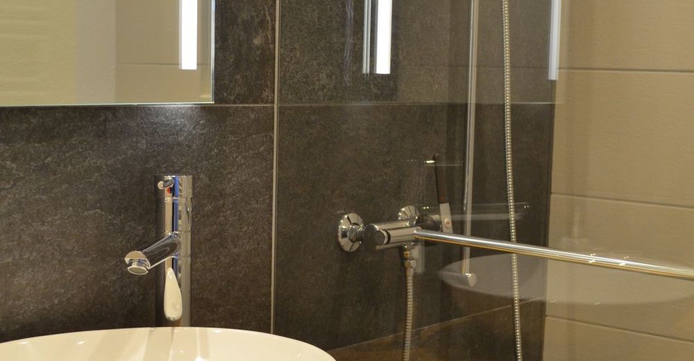 Modernes Badezimmer in der Chasa Ravaischa