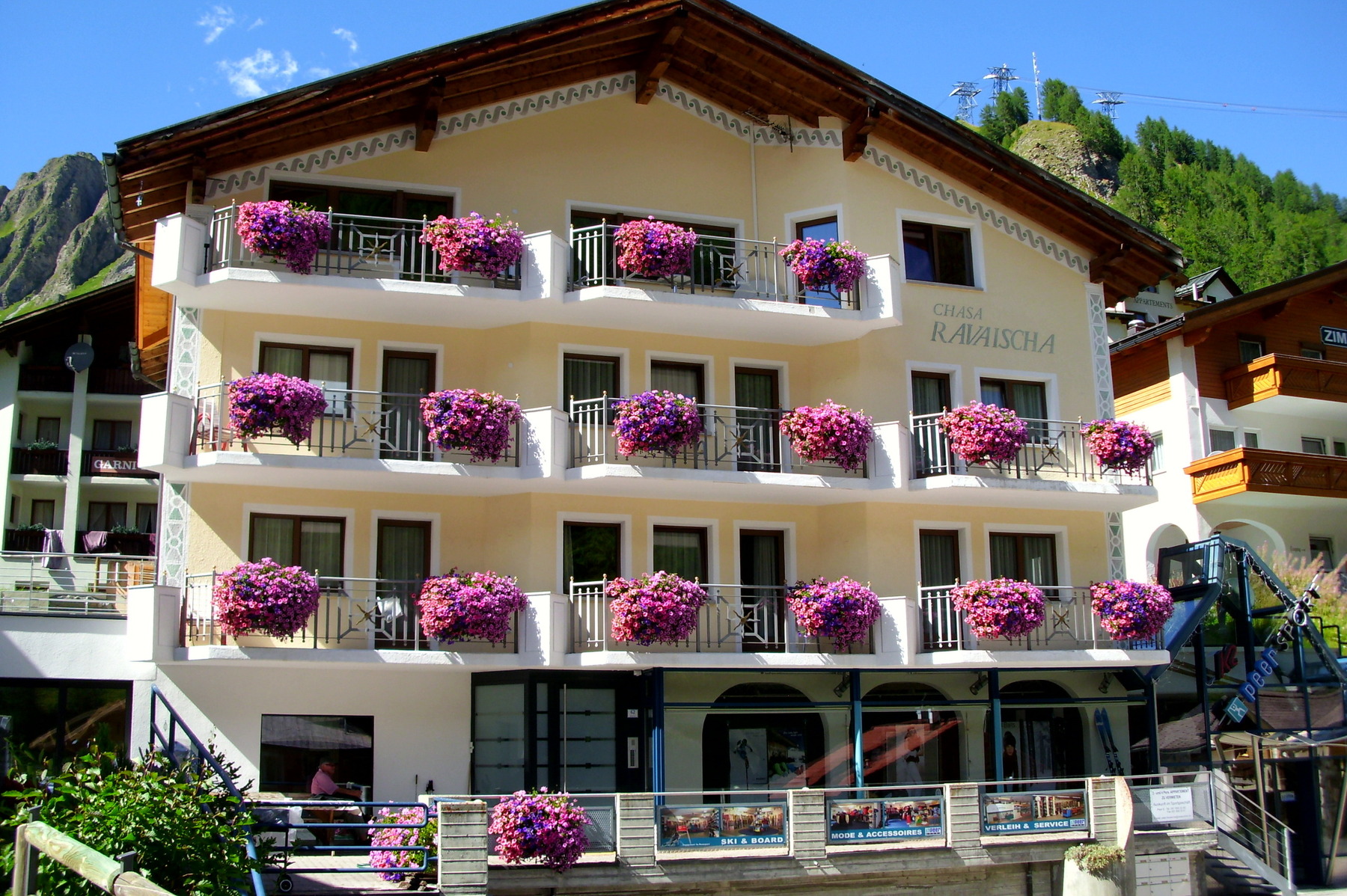 Blumengeschmückte Chasa Ravaischa in Samnaun-Ravaisch